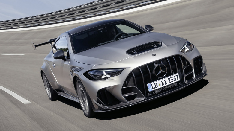 Sprednji del srebrnega Mercedes-AMG CLE 646 Spezialanfertigung