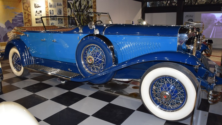 Modri ​​Duesenberg Model J iz leta 1931, parkiran na šahovnici v avtomobilskem muzeju