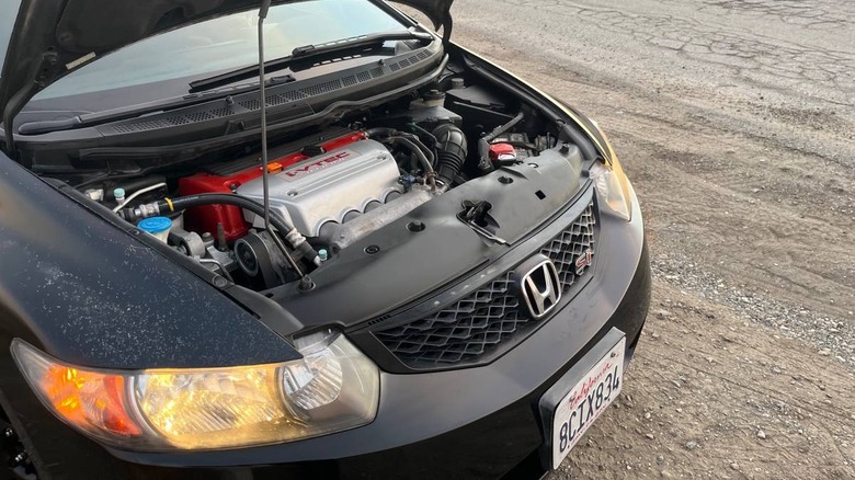 Slika motornega prostora Honde Civic Si 2009
