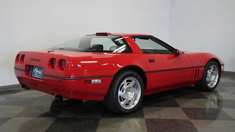 Prodam 3/4 pogled od zadaj rdeče Chevrolet Corvette ZR-1 iz leta 1990.