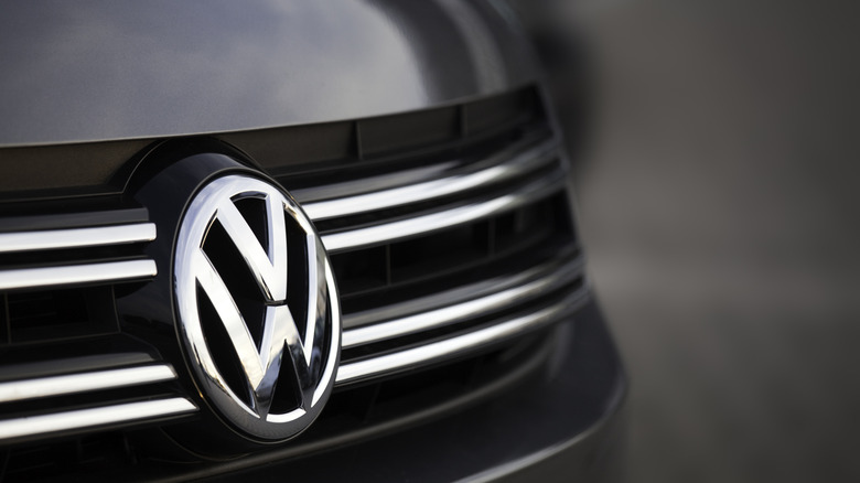 Bližnji posnetek oznake vozila Volkswagen