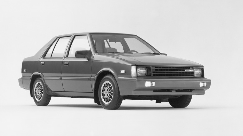 Slika tiska Hyundai Excel iz leta 1986 na belem ozadju