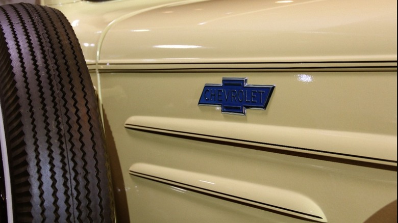 Bližnji posnetek značke blagovne znamke na Chevrolet Suburban iz leta 1936, ki je na ogled v GM Heritage Collection.