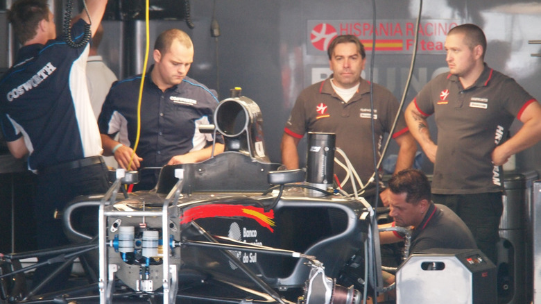 Inženirji HRT v svojem boksu leta 2010.