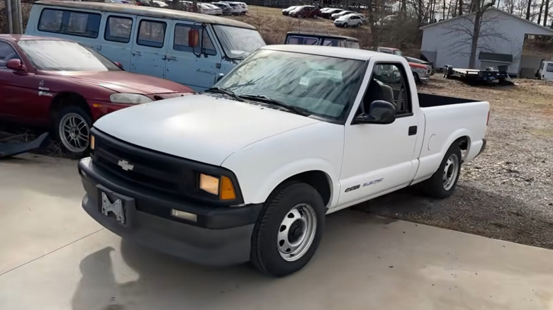 Sprednje 3/4 belega tovornjaka Chevrolet S-10 Electric EV iz leta 1997