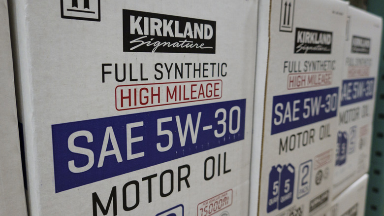 Zaboji popolnoma sintetičnega motornega olja Kirkland Signature so zloženi v veleprodajni trgovini Costco 11. marca 2025 v San Diegu v Kaliforniji.