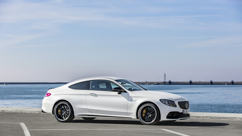 Sprednji posnetek Mercedes-Benz C 63 S AMG Coupe 2019 v beli barvi