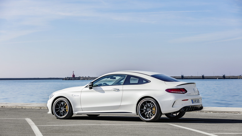 Posnetek od zadaj modela Mercedes-Benz C 63 S AMG Coupe 2019 v beli barvi