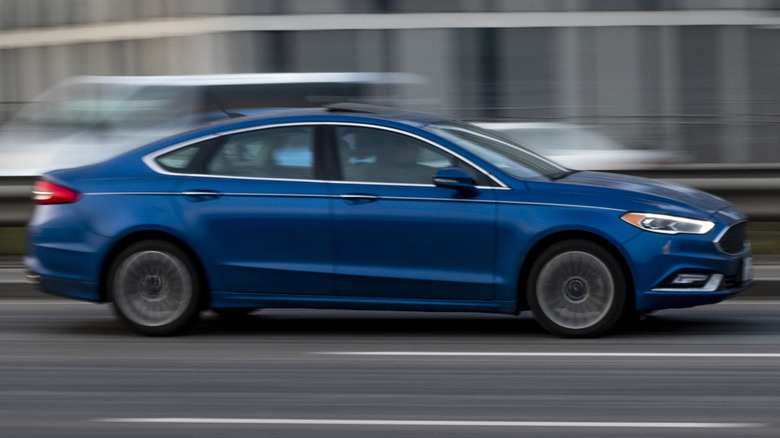 Modri ​​Ford Fusion med vožnjo po avtocesti