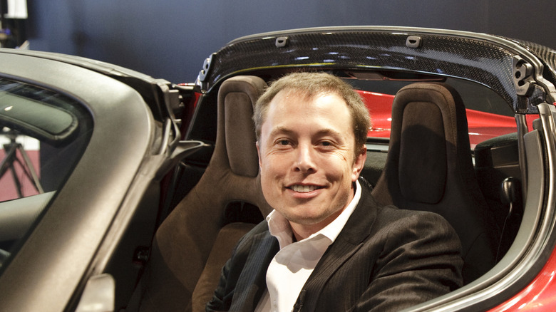 Elon Musk sedi v originalnem Tesla Roadsterju