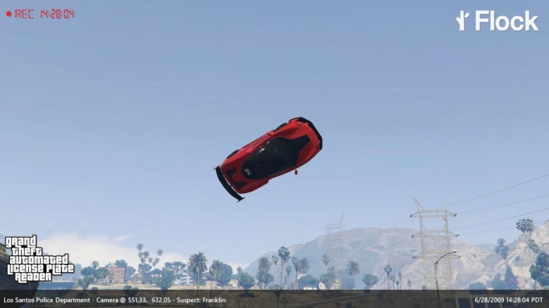 Posnetek zaslona iz igre Grand Theft Auto V avtomobila v zraku, ki ga je posnela simulirana kamera Flock