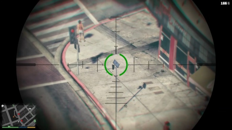 Posnetek zaslona iz Grand Theft Auto V, na katerem daljnogled za ostrostrelsko puško cilja na kamero Flock