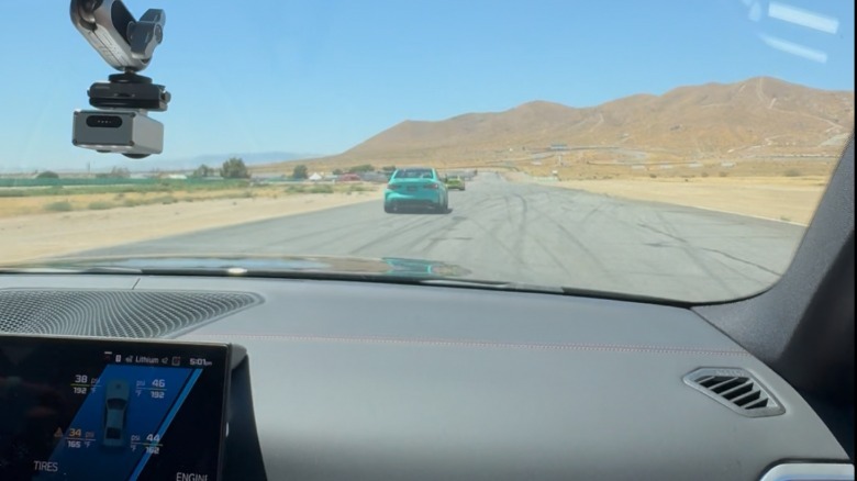 Fotografija potnikove POV v M3, ko vstopi naravnost po turkiznem M3