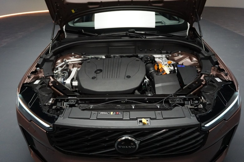 2028 Volvo XC60 T8 motor