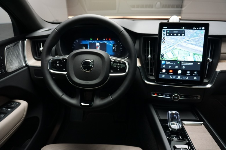 2028 Volvo XC60 T8 armaturna plošča