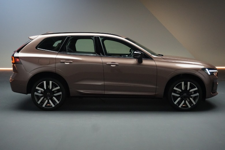 2028 Volvo XC60 T8 bočni profil