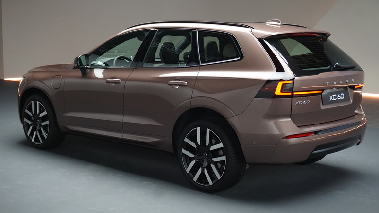 2028 Volvo XC60 T8 pogled od zadaj 3/4