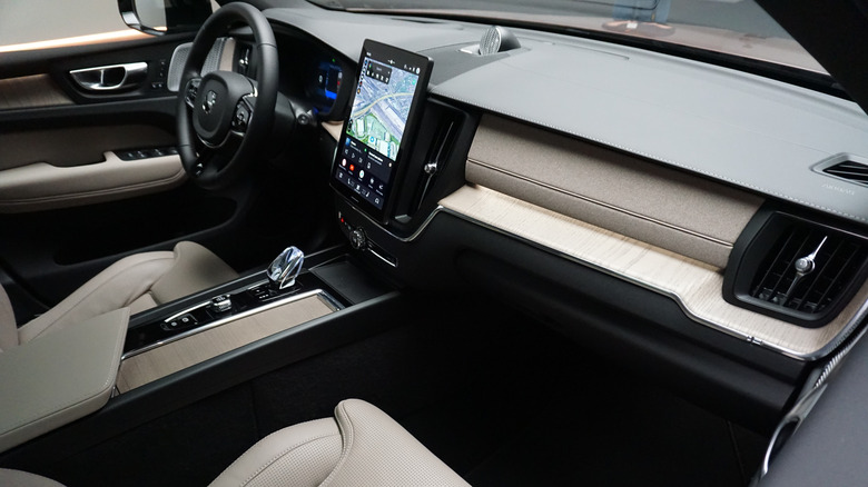 2028 Volvo XC60 T8 notranjost