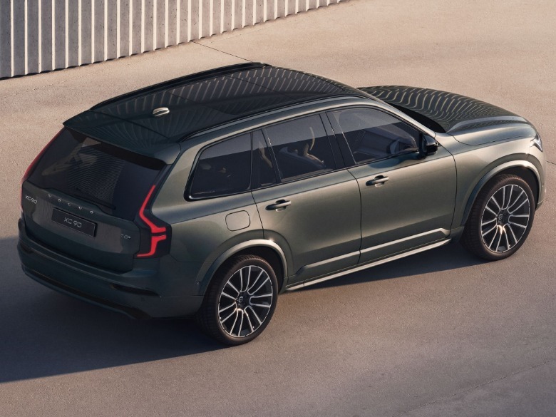 2028 Volvo XC90 T8 pogled od zadaj 3/4