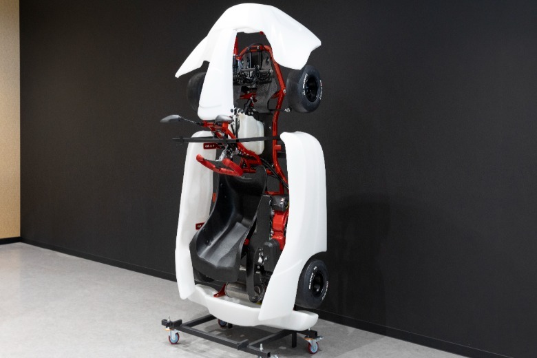 Toyota GR Kart je shranjena pokonci