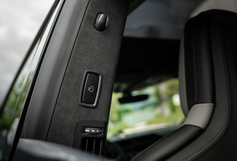 Gumb za avtomatska vrata na Porsche Cayennu Electric