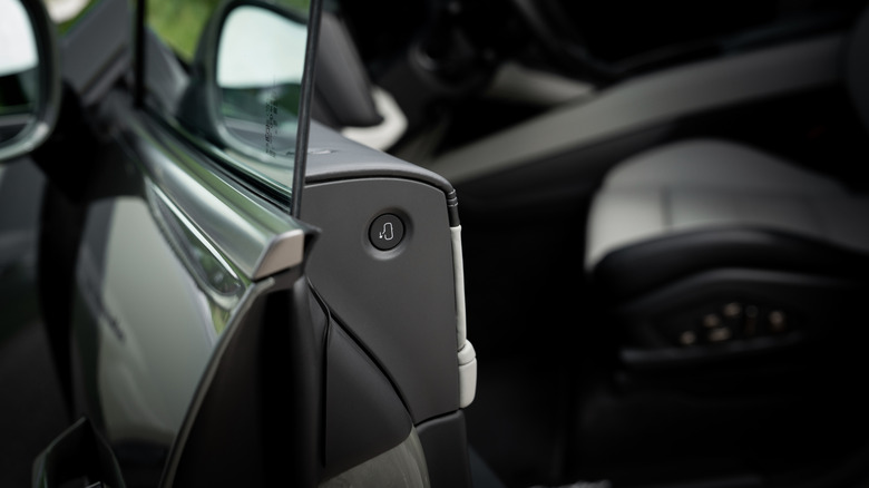 Gumb za avtomatska vrata na Porsche Cayennu Electric