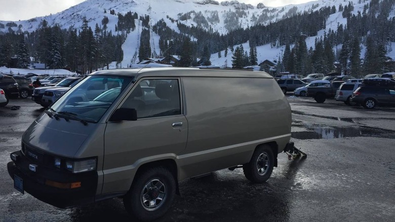 1987 Toyotin 4WD Cargo Van tričetrtinska podoba spredaj na smučišču