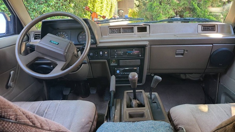 Slika armaturne plošče Toyote 4WD Cargo Van iz leta 1987
