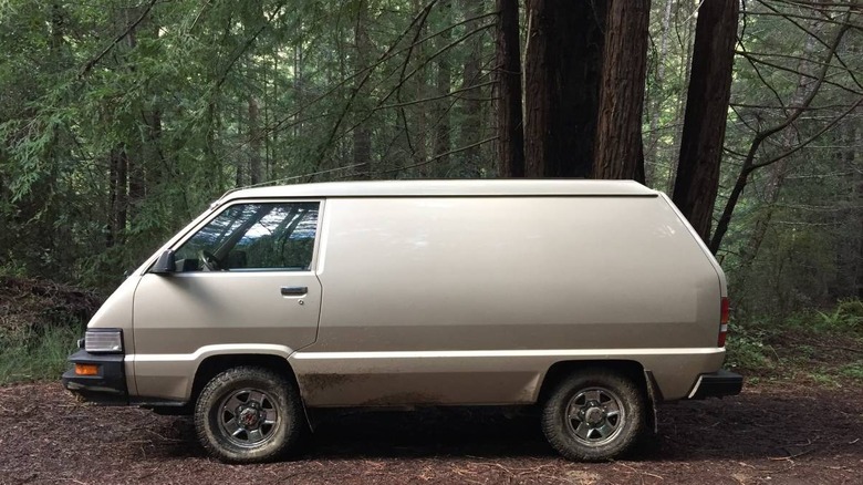 1987 Toyota 4WD Cargo Van Slika voznikove strani v gozdu