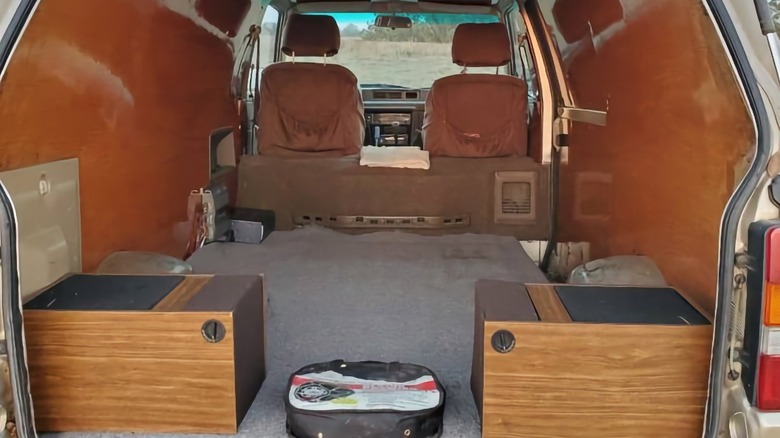 Slika zadnje lopute Toyota 4WD Cargo Van iz leta 1987