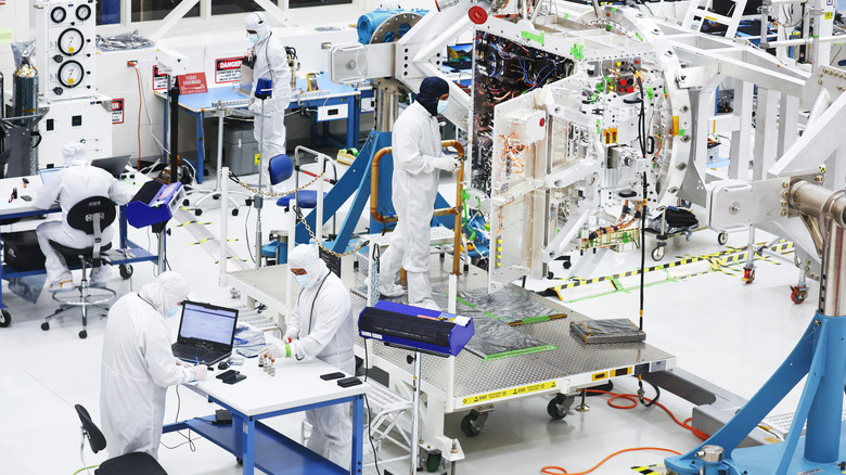 Inženirji delajo na vesoljskem plovilu Europa Clipper v sterilizirani komori v Nasinem Laboratoriju za reaktivni pogon leta 2023