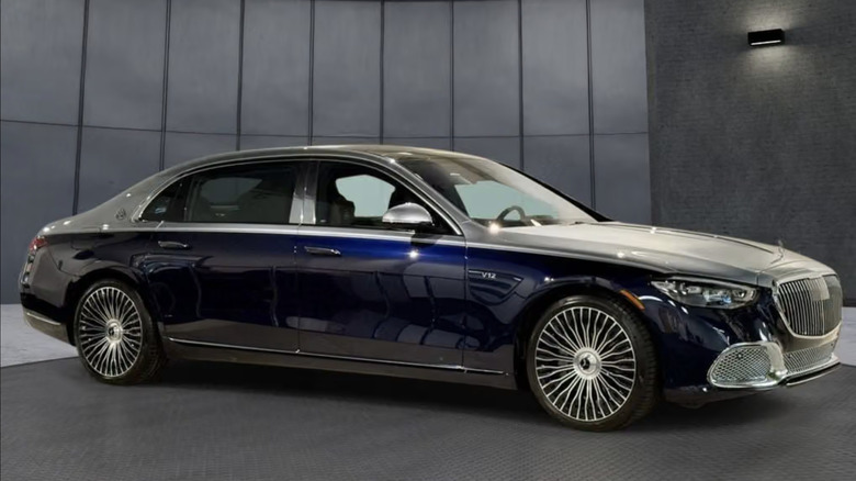 notri parkiran mercedes-maybach razreda S