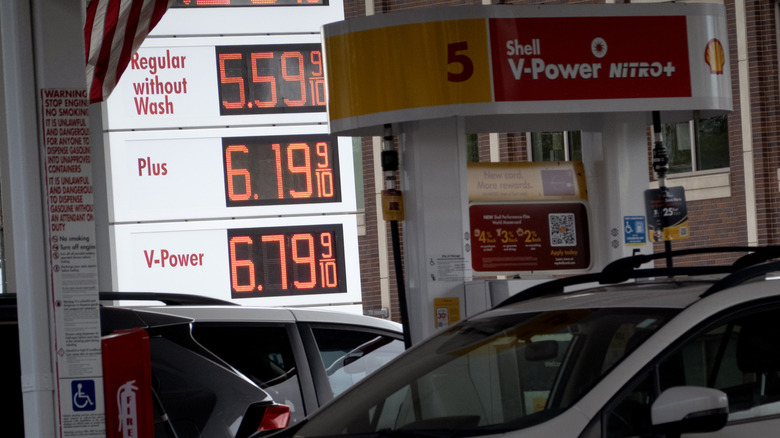 Znak za ceno bencina na črpalki Shell v Chicagu, ki se glasi 5,59 $ za običajne, 6,19 $ za plus in 6,79 $ za premium.