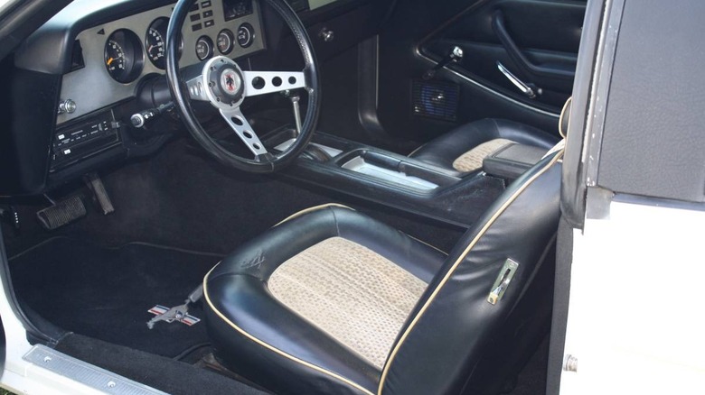Slika sedežev in armaturne plošče Ford Mustang II Liftback iz leta 1978
