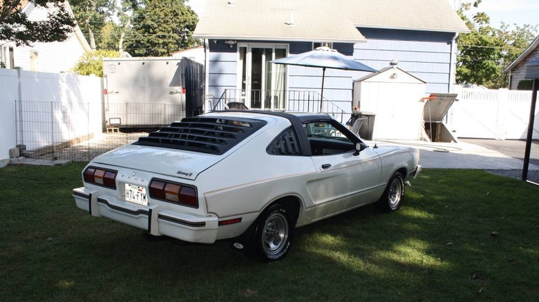 Tričetrtinska slika zadaj Ford Mustang II Liftback iz leta 1978