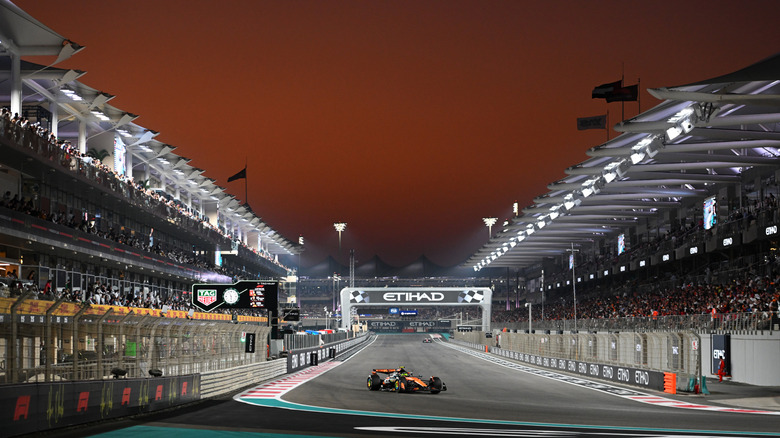 Lando Norris iz Velike Britanije vozi (4) McLaren MCL39 Mercedes na stezi med F1 Grand Prix Abu Dhabija na dirkališču Yas Marina Circuit 7. decembra 2025 v Abu Dhabiju, Združeni arabski emirati.