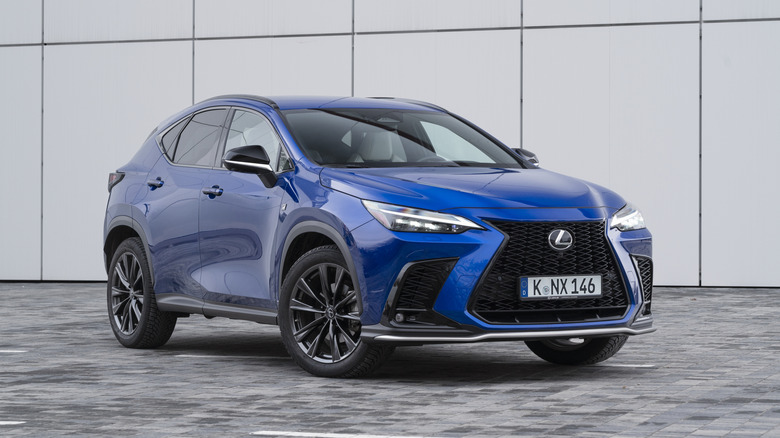 Lexus NX v modri barvi