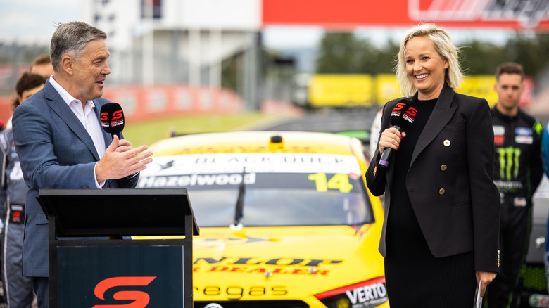 Komentator Neil Crompton Supercars govori z voditeljico Jessice Yates za Fox Sports Australia med predstavitvijo sezone Supercars 2021 na Mount Panorama 24. februarja 2021 v Bathurstu v Avstraliji.