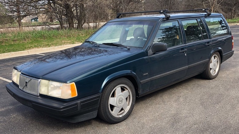 Pogled od spredaj 3/4 na zeleni Volvo 940 Turbo karavan iz leta 1994