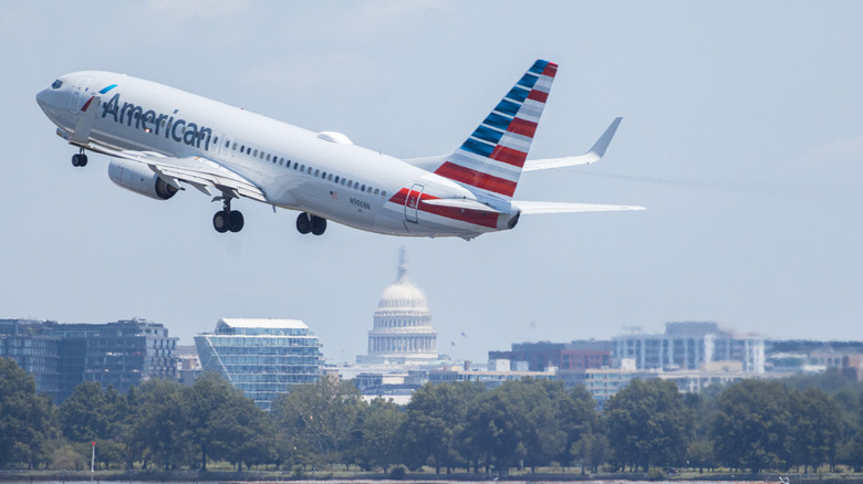 Let American Airlines vzleti nad Washingtonom, DC, na nacionalnem letališču Ronald Reagan Washington.