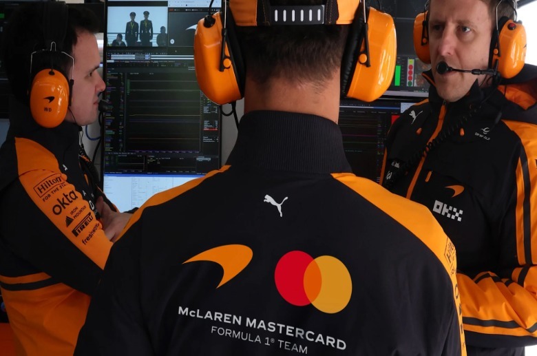 Nov logotip McLaren Racing na kompletu ekipe F1.