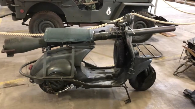 Majhna Vespa 150 TAP na ogled v Musée des Blindés, muzeju tankov v Franciji.