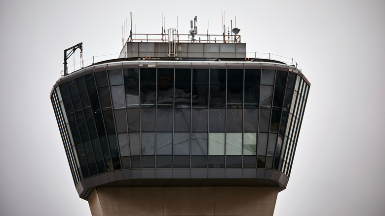 Letališki kontrolni stolp na terminalu C na mednarodnem letališču Newark Liberty 6. maja 2025 v Newarku v New Jerseyju. Potniki, ki so potovali na mednarodno letališče Newark Liberty (EWR), z njega ali prek njega, so imeli večdnevne zamude in odpovedi zaradi pomanjkanja osebja kontrole zračnega prometa in okvar opreme.