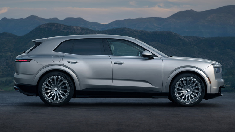 Stranski pogled na srebrni Bentley Torcal