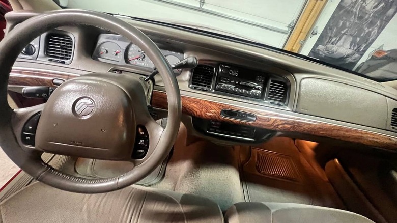 Armaturna plošča in volan Mercury Grand Marquis iz leta 1999