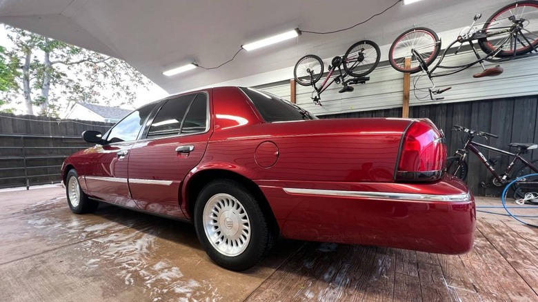 Tričetrtinska slika zadnjega dela Mercuryja Grand Marquis iz leta 1999