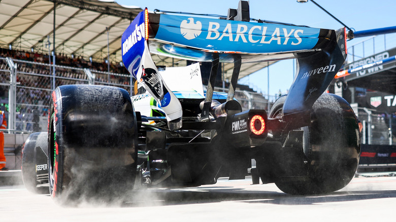 Alexander Albon iz Tajske, ki vozi (23) Williams FW48 Mercedes, zapusti garažo med zadnjim treningom pred F1 Veliko nagrado Španije v Madringu 12. septembra 2026 v Madridu v Španiji.