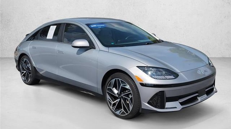 Srebrni Hyundai Ioniq6