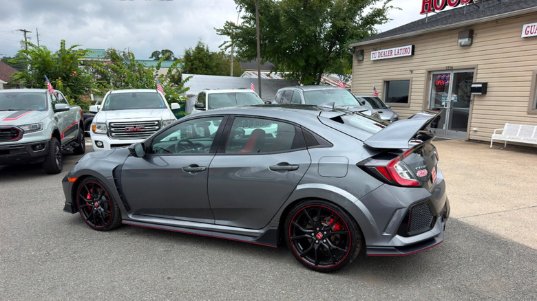 srebrna Honda Civic Type R parkirana na parkirišču
