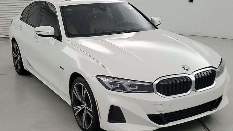 bel BMW 330 Plug In Hybrid 2023, parkiran v prazni sobi